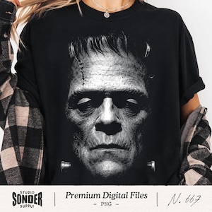 Puede incluir: Una camiseta negra con un estampado gráfico monocromático, detallado y de alto contraste, del monstruo de Frankenstein en la parte delantera. El diseño muestra la piel texturizada, las costuras faciales y los icónicos pernos del cuello.