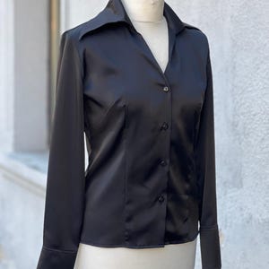 Vintage Italian Black Satin Blouse – Pointed Collar, V-Neck, Long Sleeve, Fitted – 100% Polyester – Size M – Gift Idea