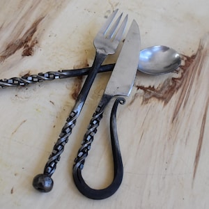 Juego de cubiertos medievales forjados a mano: cuchillo, tenedor y cuchara de hierro retorcido