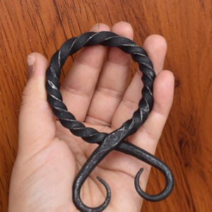 Fivela de cinto em forma de cruz de troll, forjada à mão em ferro medieval. Ótimo presente para Páscoa, Halloween, despedida de solteira, Ano Novo, Natal, etc.