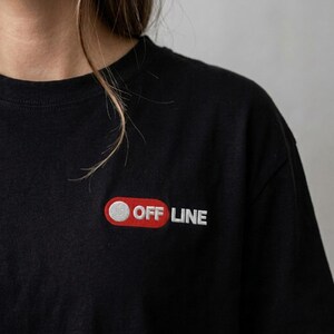 T-Shirt Ricamata OFFLINE - Maglietta Minimalista Tech Detox - Regalo Divertente Programmatore - Streetwear Estetico Unisex Cotone