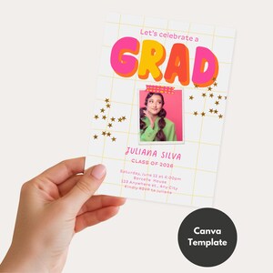 Peut inclure: Annonce de remise de diplôme avec le mot "GRAD" en rose et orange, une photo d'une diplômée et les détails de l'événement. L'annonce est sur fond blanc avec des étoiles dorées et un motif quadrillé.