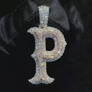 Colgante personalizado para hombre con inicial P, moissanita redonda de 3 quilates, oro bicolor de 14 quilates y plata.