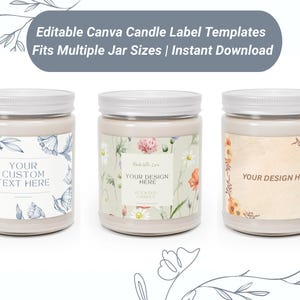 Puede incluir: Tres tarros de velas con tapas blancas y etiquetas. Las etiquetas presentan dise&ntilde;os florales y el texto "YOUR CUSTOM TEXT HERE" y "YOUR DESIGN HERE". El texto "Editable Canva Candle Label Templates" est&aacute; en la parte superior.