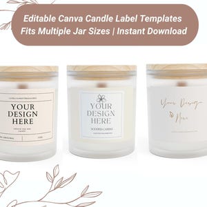 Puede incluir: Tres tarros de velas de vidrio con tapas de madera. Cada tarro tiene una etiqueta con el texto "YOUR DESIGN HERE" y otro texto. El banner superior dice "Plantillas de etiquetas de velas Canva editables se adaptan a múltiples tamaños de frascos | Descarga instantánea".