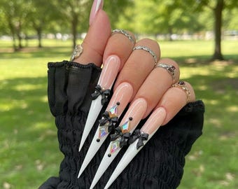 Handgemaakte coquette stiletto pers op de nagels: roze ombre, 3D-strikken en kristallen