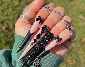 Unhas postiças estilete pretas tamanho XL: laços 3D, cristais brilhantes, estilo gótico sedutor.