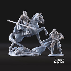 Puede incluir: Un conjunto de miniaturas gris claro que muestra a un guerrero montado con una lanza larga sobre un caballo y un guerrero de pie con una espada. Una figura caída yace en la base bajo el caballo. El texto Ring of Legends aparece abajo.