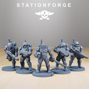 Op de afbeelding: Vijf grijze miniatuurfiguren van soldaten, elk op een cirkelvormige basis. De soldaten dragen gedetailleerde harnassen en helmen en houden wapens vast. De tekst "STATIONFORGE" en een schedellogo staan bovenaan.