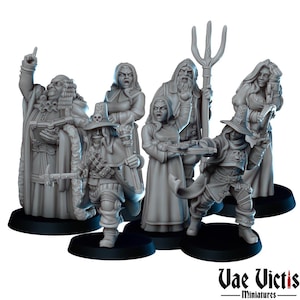 Puede incluir: Un conjunto de figuras en miniatura grises sobre bases negras. Las figuras incluyen un hombre con un tridente, un hombre con un sombrero con una calavera y varias figuras con expresiones enfadadas. Las figuras son de Vae Victis Miniatures.