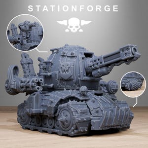 Puede incluir: Un modelo de tanque en miniatura gris con un cañón grande y múltiples armas más pequeñas. El tanque tiene un diseño detallado con remaches, púas y un emblema de calavera. El texto "STATIONFORGE" está en la parte superior.