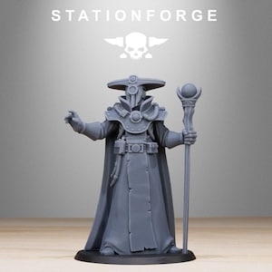 以下が含まれることがあります： グレーのローブを着たキャラクターのミニチュアフィギュア。上部に球体が付いた杖を持っています。フィギュアはヘルメットをかぶっており、黒い台座の上に立っています。「STATIONFORGE」の文字とスカルのロゴが背景にあります。