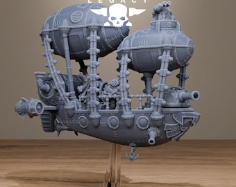 Op de afbeelding: Gedetailleerd grijs model van een steampunk luchtschip met meerdere compartimenten, pijpen en kanonnen. Het model is gemonteerd op een transparante standaard. De tekst "STATIONFORGE LEGACY" en een schedellogo zijn zichtbaar.