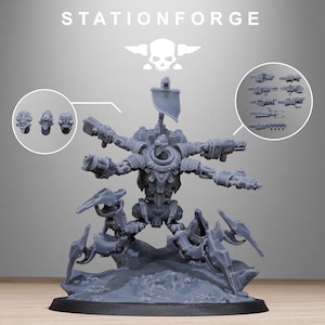 Puede incluir: Un modelo de robot en miniatura gris detallado, con múltiples brazos y armas, y una pequeña bandera. El modelo está sobre una base negra. La imagen incluye el texto "STATIONFORGE" y un logotipo de calavera.