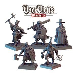Puede incluir: Colección de cinco figuras en miniatura, cada una representando un personaje de fantasía. Las figuras están en varias poses, sosteniendo armas como martillos, espadas y ballestas. Las figuras están sobre bases cuadradas y son de color gris.