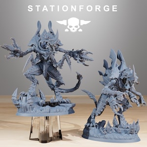 Puede incluir: Dos figuras en miniatura grises y detalladas de una criatura con múltiples extremidades, garras y una cola. Las figuras están sobre una base con formaciones rocosas. El texto "STATIONFORGE" está en la parte superior de la imagen.