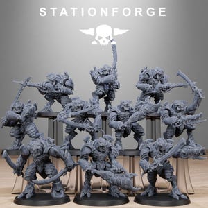 Könnte beinhalten: Eine Sammlung grauer Miniaturfiguren von gepanzerten Kriegern, die jeweils eine Waffe halten. Die Figuren sind auf einem mehrstufigen Display angeordnet, mit dem Text "STATIONFORGE" und einem Totenkopf-Logo.