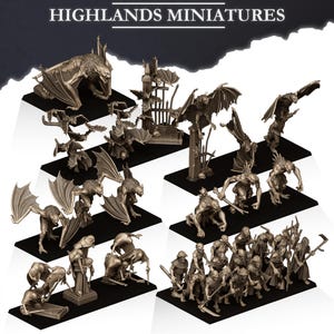 Può includere: Una collezione di Highlands Miniatures, con varie creature fantasy. Le miniature includono demoni alati, figure scheletriche e altri esseri mostruosi, tutti in bronzo. Le figure sono esposte su piattaforme nere.