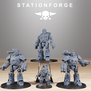 Pode incluir: Várias figuras de robôs em miniatura cinzentas, incluindo um grande mech e robôs humanóides menores, são exibidas em bases circulares pretas. A palavra "STATIONFORGE" é impressa acima das figuras, juntamente com um logotipo de caveira e asas.