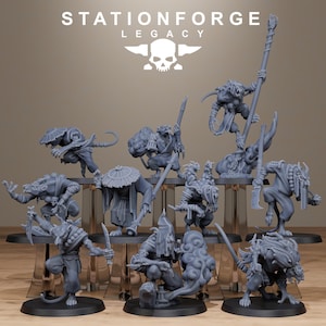 Könnte beinhalten: Eine Sammlung grauer Miniaturfiguren, vermutlich für Tabletop-Spiele, in verschiedenen Posen und mit Waffen. Die Figuren sind auf einem transparenten, mehrstufigen Präsentationsständer angeordnet. Der Text "STATIONFORGE LEGACY" ist oben zu sehen.