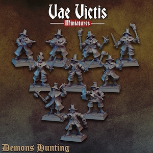 Puede incluir: Colección de figuras en miniatura de personajes con sombreros y abrigos largos, empuñando armas como espadas, antorchas y hachas. Se muestra el texto "Vae Victis Miniatures" y "Demons Hunting".