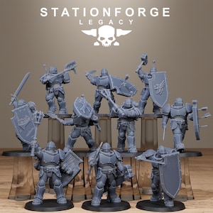 Könnte beinhalten: Eine Sammlung grauer Miniaturfiguren von gepanzerten Soldaten, die jeweils Waffen wie Schwerter, Schilde und Streitkolben halten. Die Figuren sind auf einem mehrstufigen Display angeordnet. Der Text "STATIONFORGE LEGACY" befindet sich oben.