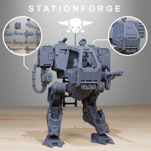 Op de afbeelding: Een grijs, gedetailleerd model van een tweebenige mech met een cockpit en diverse wapenopzetstukken. De afbeelding bevat de tekst "STATIONFORGE" bovenaan en close-up weergaven van extra componenten. De mech is ontworpen met ingewikkelde mechanische details.