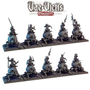Puede incluir: Figuras en miniatura de criaturas fantásticas montadas en escarabajos gigantes. Cada figura es gris y detallada, con varias armas y armaduras. Las figuras están dispuestas en dos filas sobre una base gris. El texto "Vae Victis Miniatures" está en la parte superior.