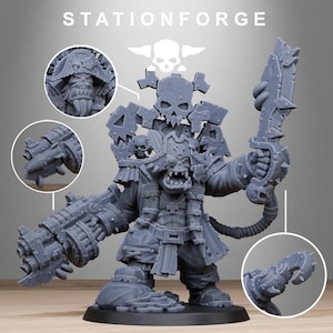 Puede incluir: Una figura en miniatura gris de un personaje parecido a un orco, fuertemente blindado, que sostiene un arma grande y una espada. La figura tiene un casco y una armadura para los hombros con temática de calaveras. El texto "STATIONFORGE" está en la parte superior.