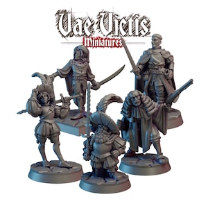 Op de afbeelding: Een verzameling van vijf grijze miniatuurfiguren die historische figuren uitbeelden. De figuren dragen gedetailleerde kleding en wapens. Ze staan in verschillende poses, met zwaarden en een pistool. Elke figuur staat op een aparte basis. De tekst "Vae Victis Miniatures" is zichtbaar.