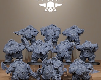 Op de afbeelding: Een verzameling grijze miniatuurfiguren, elk met een stevig, gepantserd personage met verschillende wapens en uitrusting. De figuren zijn gerangschikt op transparante standaards, met het "STATIONFORGE LEGACY" logo bovenaan.