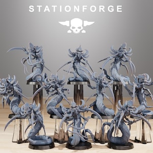Peut inclure: Ensemble de figurines fantastiques grises, chacune représentant une créature serpentine avec plusieurs bras et des lames tranchantes. Les figurines sont sur des socles transparents, avec le logo "STATIONFORGE" et un emblème de crâne en arrière-plan.