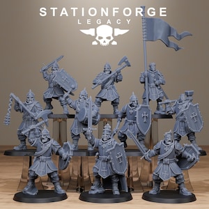 Könnte beinhalten: Eine Sammlung grauer Miniatur-Ritter aus dem Mittelalter, die jeweils Waffen wie Schwerter, Äxte und Streitkolben sowie Schilde halten. Die Figuren sind auf einem transparenten Präsentationsständer angeordnet. Der Text "STATIONFORGE LEGACY" befindet sich oben.