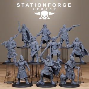 Könnte beinhalten: Eine Sammlung grauer Miniaturfiguren von Kriegern und Soldaten, jede mit einzigartiger Rüstung und Waffen. Die Figuren stehen auf kleinen schwarzen Podesten. Der Text "STATIONFORGE LEGACY" ist oben im Bild zu sehen.