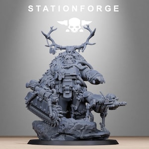 Puede incluir: Figura en miniatura gris detallada con el texto "STATIONFORGE" arriba. La figura tiene una cabeza con cuernos, componentes mecánicos y un arma. Está montada sobre una base rocosa.