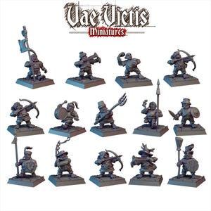 Peut inclure: Une collection de figurines miniatures fantastiques, chacune sur une base carrée. Les figurines sont dans diverses poses, certaines tenant des armes comme des arcs, des haches et des lances. Les figurines sont dans des tons de gris et de marron, avec le texte "Vae Victis miniatures" en haut.