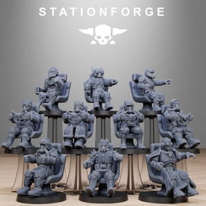 Pode incluir: Uma coleção de figuras em miniatura cinzentas sentadas em cadeiras. As figuras usam capacetes e armaduras, com vários acessórios. O logotipo STATIONFORGE está na parte superior da imagem.