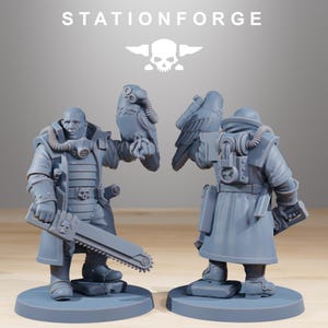 Puede incluir: Dos figuras grises en miniatura de un soldado con una motosierra y un pájaro posado en el brazo. Las figuras están sobre bases circulares. El texto "STATIONFORGE" está en la parte superior, con un logotipo de calavera y alas.