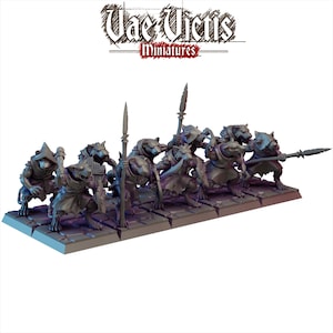 Puede incluir: Un grupo de figuras en miniatura con forma de rata, armadas con lanzas y otras armas, están dispuestas sobre una base rectangular. Las figuras están en posición de combate, con armaduras y rasgos faciales detallados. El texto "Vae Victis Miniatures" está en la parte superior.