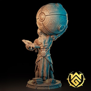 Puede incluir: Estatua detallada de un hombre musculoso sosteniendo un gran globo sobre su cabeza. El hombre tiene una larga barba blanca y lee un libro. El globo y la ropa del hombre presentan intrincadas tallas. La estatua está sobre un pedestal con libros.