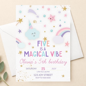 Pode incluir: Um convite de aniversário caprichoso com fundo branco, apresentando arco-íris pastel, estrelas e uma nuvem com um chifre de unicórnio. O texto diz "Five is a Magical Vibe" e "Olivia's 5th birthday". Inclui data, hora e endereço.