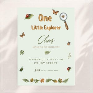 Puede incluir: Una invitación verde claro con el texto "One Little Explorer" y el nombre "Oliver". La invitación presenta ilustraciones de mariposas, mariquitas, hojas y una lupa. La fecha y hora son el sábado 25 de julio a las 4 PM.