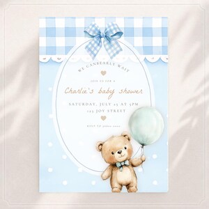 Mall för babyshowerinbjudan med nallebjörn, babyshowerinbjudan med blått ginghammotiv, redigerbar babyshowerinbjudan för pojke