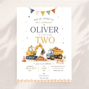 Pode incluir: Um convite de aniversário com ilustrações em aquarela de uma escavadeira amarela e um caminhão basculante azul. O texto diz: DIG IN, DUMP IT, let's celebrate! OLIVER is turning TWO. Inclui detalhes do evento: sábado, 25 de julho de 2027, às 15h.