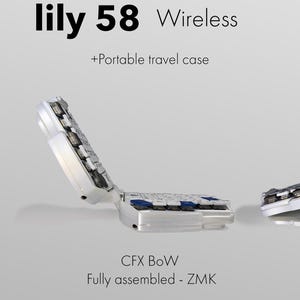 Könnte beinhalten: Ein weißes 'lily 58' kabelloses Keyboard mit einer tragbaren Reisetasche. Die Tastatur wird in drei verschiedenen Positionen gezeigt: geschlossen, teilweise geöffnet und vollständig geöffnet. Der Text 'CFX BoW' und 'Fully assembled - ZMK' sind ebenfalls sichtbar.