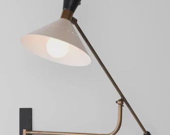 Applique da parete in ottone vintage italiano con braccio girevole lungo, lampada da parete in ottone grezzo fatta a mano, lampada da cucina, comodino, salotto.