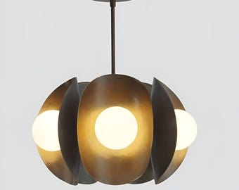Lampadario Sputnik in ottone stile Mid-Century Modern – 7 globi in vetro opalino, lampada a sospensione italiana
