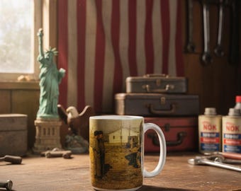 Könnte beinhalten: Weiße Keramiktasse mit einem umlaufenden Bild eines Sepia-farbenen Gemäldes. Die Tasse steht auf einer Holzoberfläche, mit einer Freiheitsstatue und einer amerikanischen Flagge im Hintergrund. Das Motiv hat ein Vintage- und patriotisches Thema.