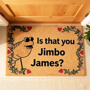 Könnte beinhalten: Eine rechteckige Fußmatte mit dem Text "Is that you Jimbo James?" in Schwarz. Auf der linken Seite befindet sich ein Cartoon-Frosch, und der Rand hat rosa Blumen, grüne Blätter und rote Herzen. Die Matte besteht aus Naturfaser.