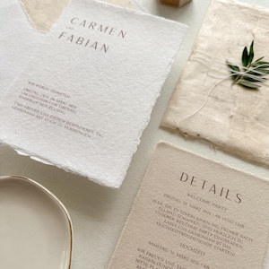 Pu&ograve; includere: Set di tre tazze in ceramica con finitura opaca e macchiettata. Le tazze sono nei toni del crema, grigio chiaro e grigio scuro. Ogni tazza ha un design semplice e minimalista.